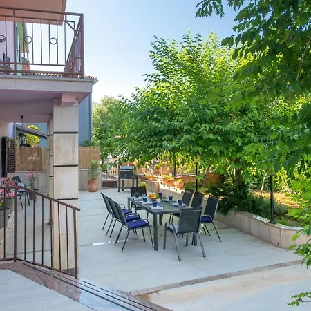 Apartment 4 Bedroom In *