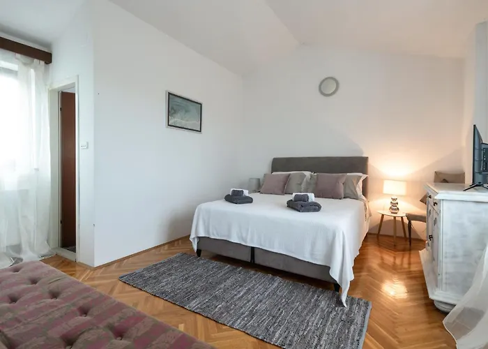 Appartement 4 Bedroom Awesome In Krnica